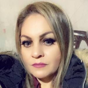 Meet your Posher, Mona